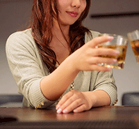 乾杯する女性イメージ画像